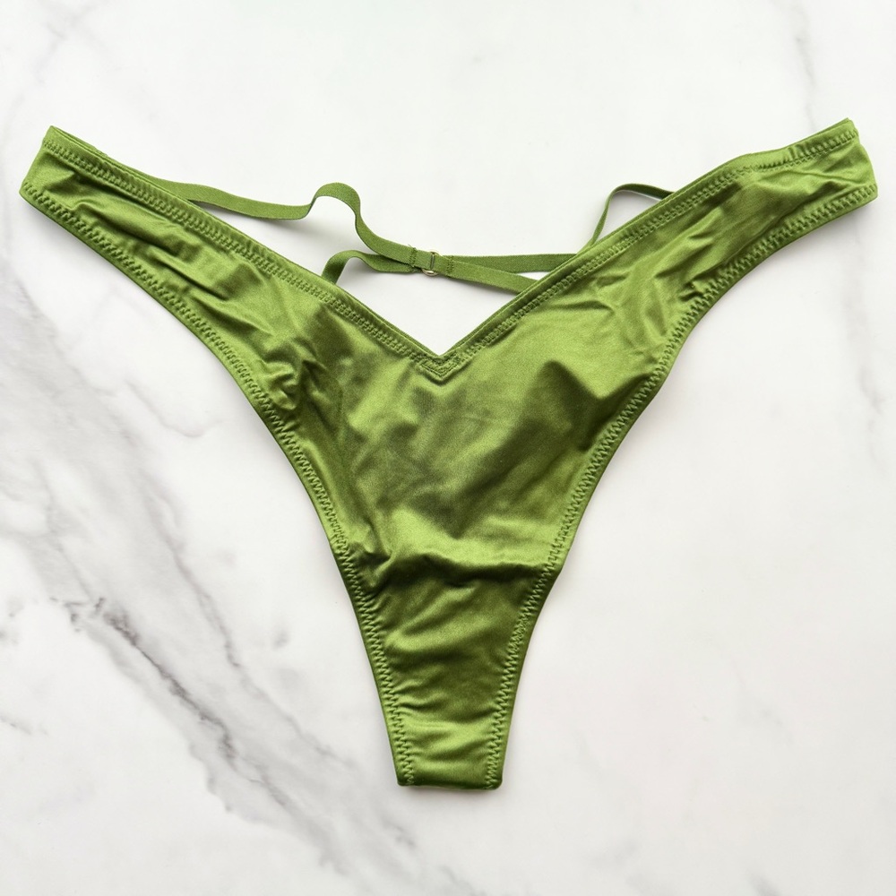 NWT VICTORIA’S SECRET VERY SEXY SMOOTH STRAPPY BACK HIGH-LEG THONG PANTY PERFECT